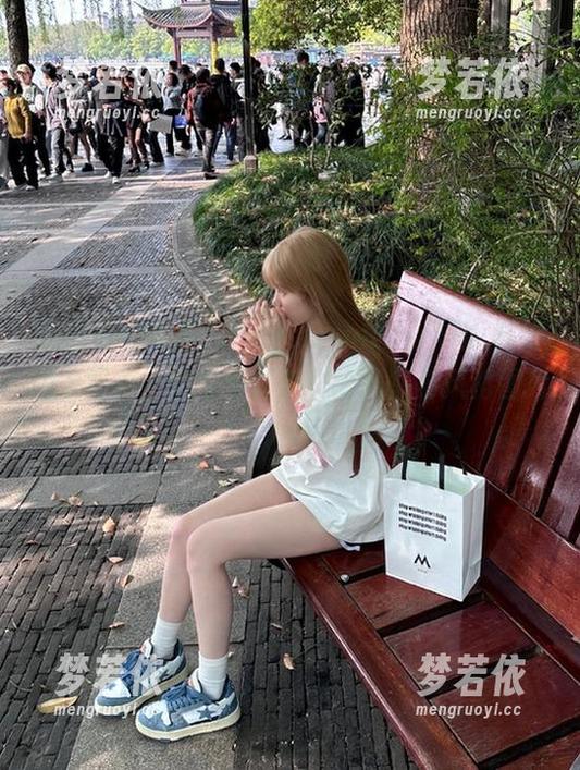 摄影师的视角：Peach milky卡米·怀特内衣写真，带你领略别样的风情与风格图片.txt-梦若依